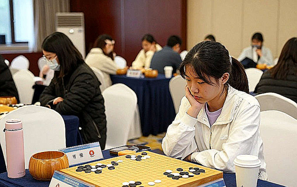 Vaishali và Divya Deshmukh: Khi huấn luyện viên tuyên bố 'mạnh hơn thời vô địch Olympiad', dữ liệu nói gì?